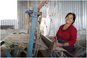 尼泊爾工匠使用傳統梭織機