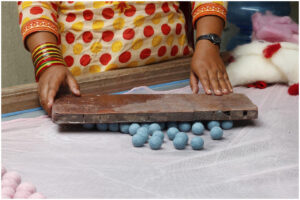 尼泊爾工匠製作羊毛氈